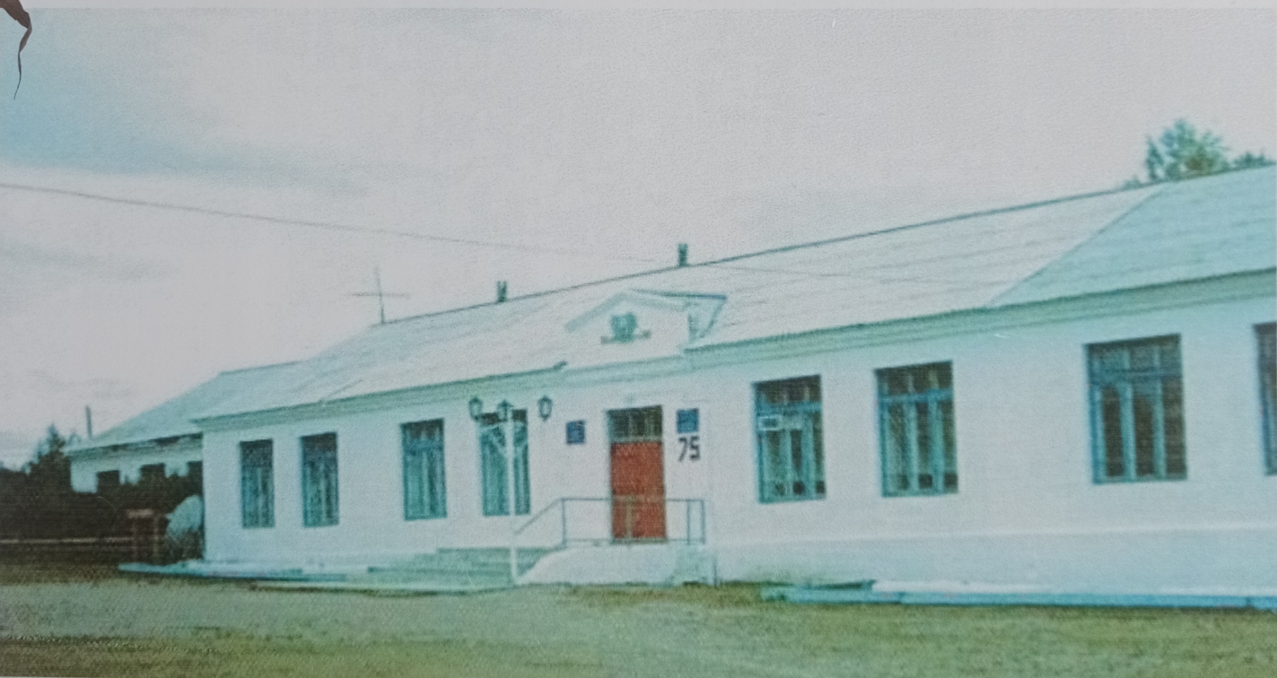здание средней школы.